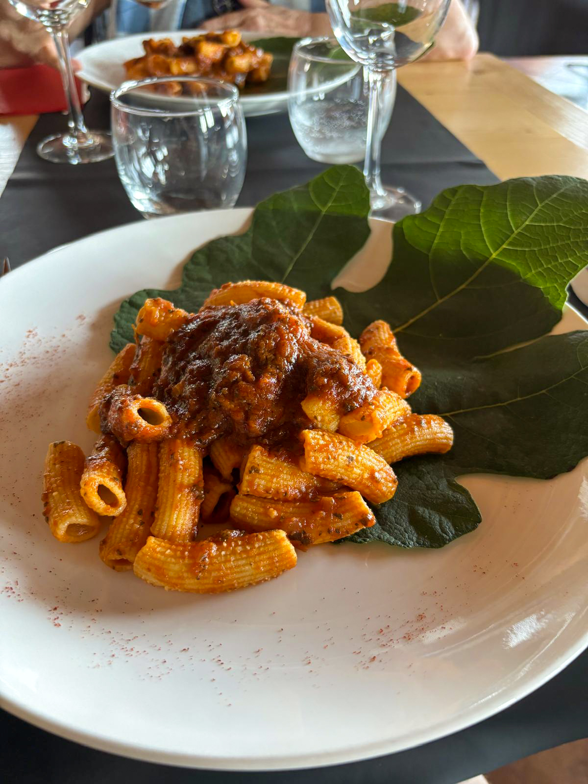 maccheroni artigianali con ragù di foglia di fico